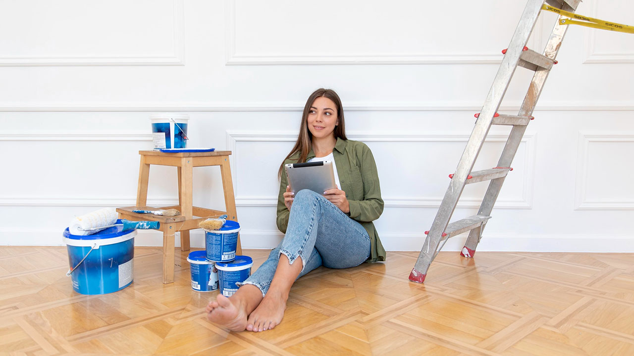 Mujer revisando un proyecto de pintura y acabados en una reforma de vivienda con Reformas Néstor en Madrid y Toledo